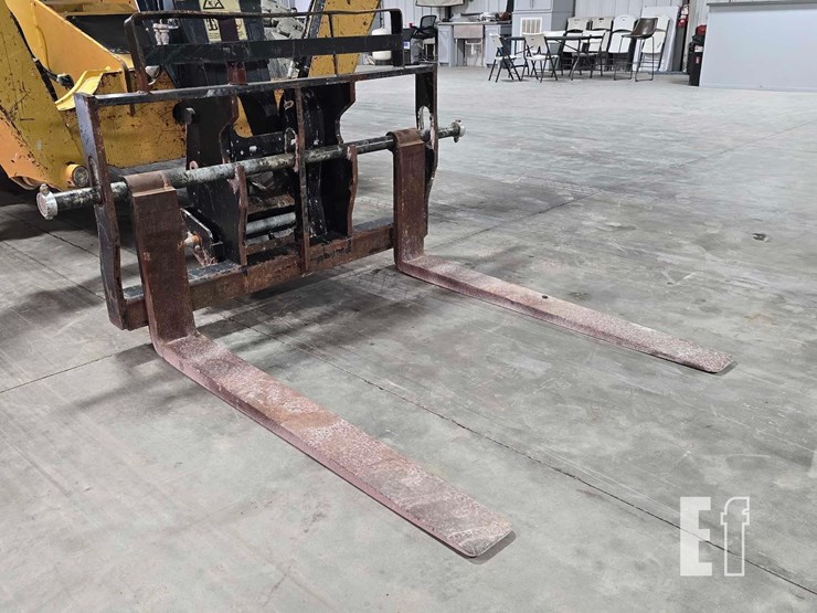 2018-caterpillar-tl1055d-image-10
