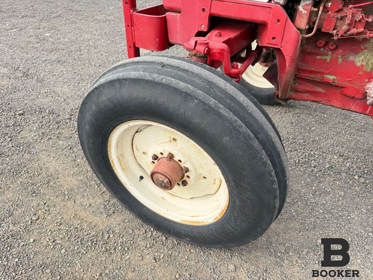 international-584-tractor-image-13