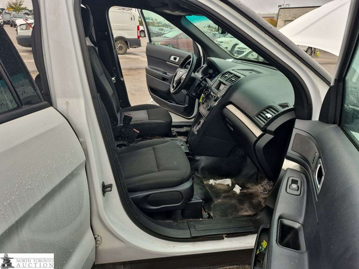 2016-ford-explorer-image-32