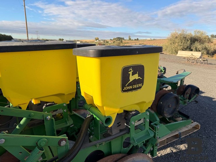 john-deere-1700-planter-image-21