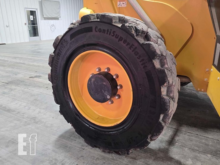 2018-caterpillar-tl1055d-image-25