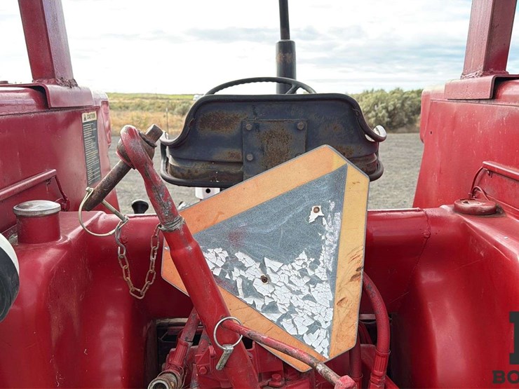 international-584-tractor-image-27