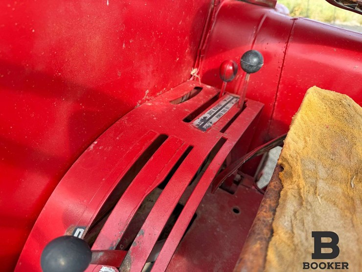international-584-tractor-image-46