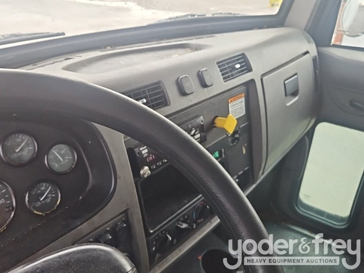 2016-peterbilt-337-image-28