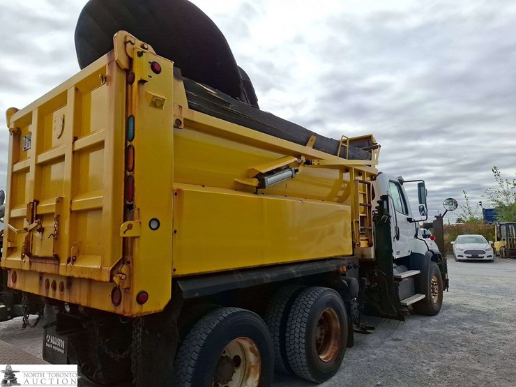 non-operable-2014-freightliner-114-sd-t/a-sander-dump-truck-image-4