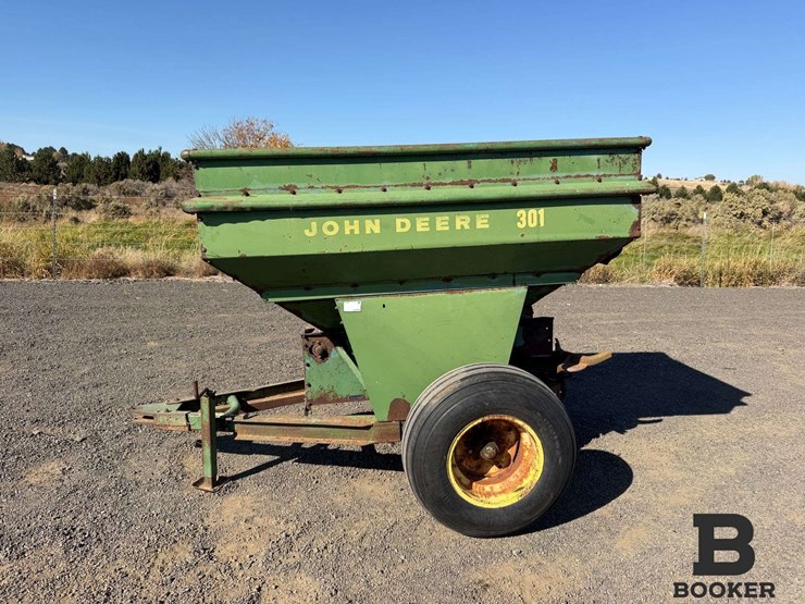 john-deere-301-fertilizer-spreader-image-2