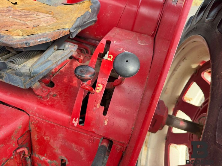 international-584-tractor-image-47