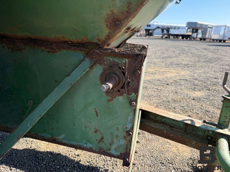 john-deere-301-fertilizer-spreader-image-11