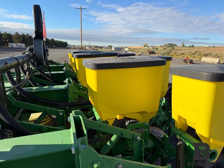 john-deere-1700-planter-image-22