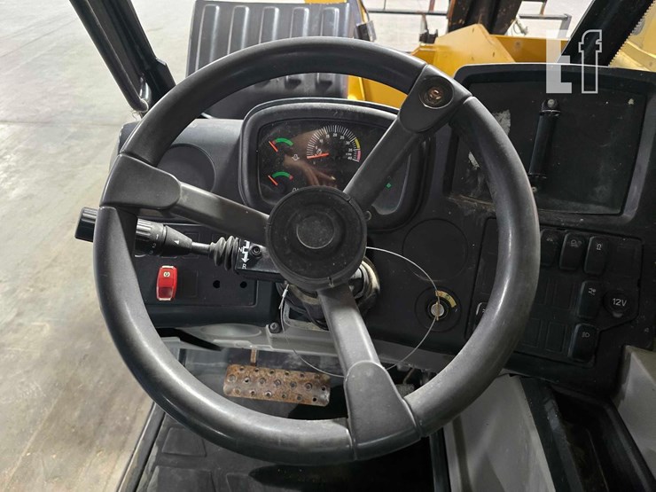 2018-caterpillar-tl1055d-image-14