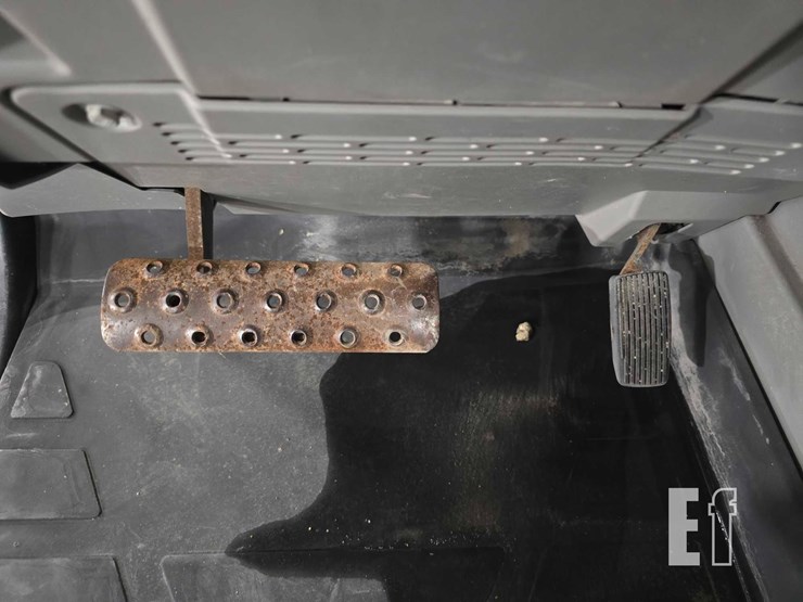 2018-caterpillar-tl1055d-image-15