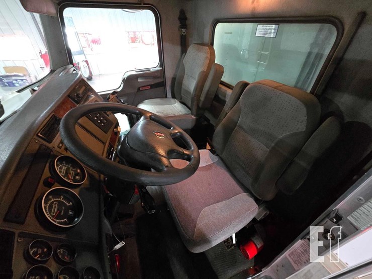 2010-kenworth-t300-image-9