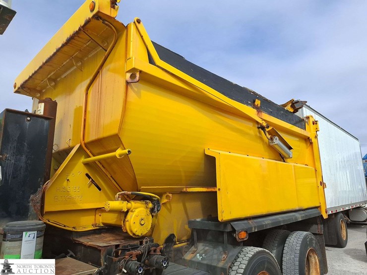 non-operable-2014-freightliner-114-sd-t/a-sander-dump-truck-image-29