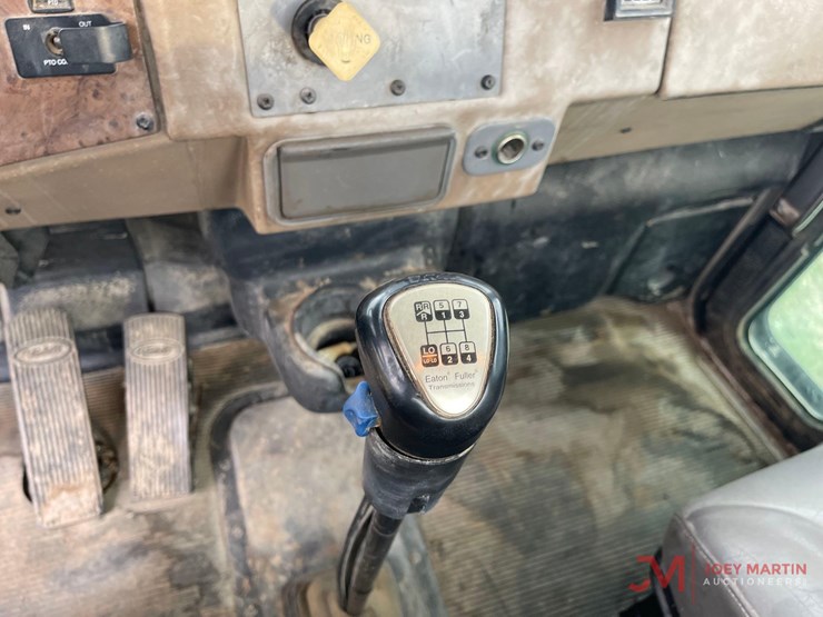 2006-peterbilt-335-image-24
