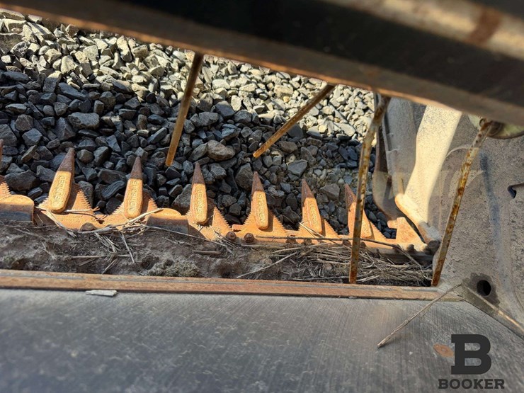 2016-macdon-m155e4-windrower-image-19