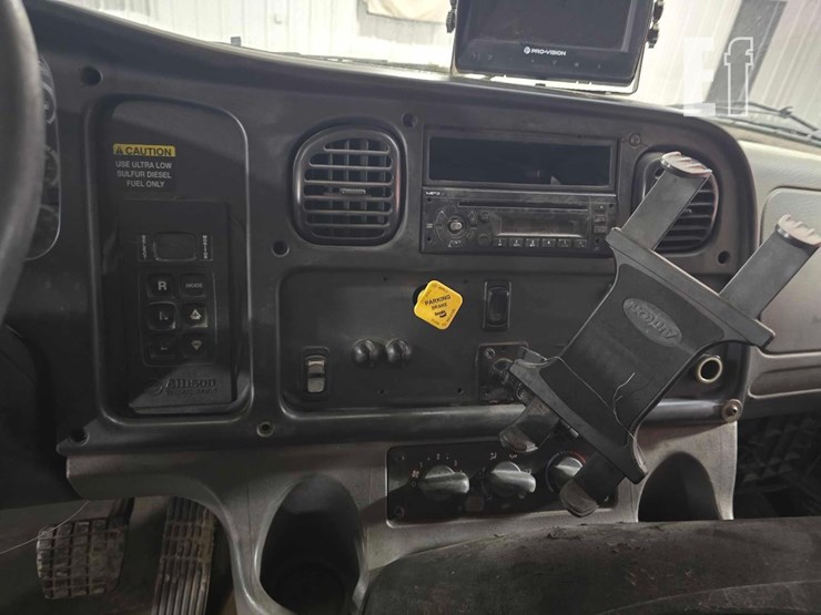2010-freightliner-business-class-m2-106-image-14