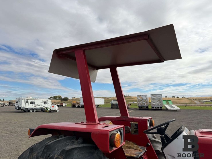 international-584-tractor-image-31
