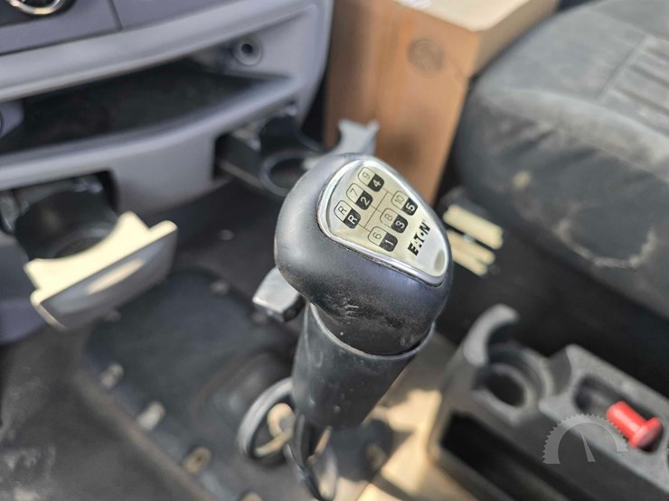 2017-peterbilt-567-image-14