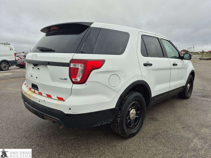 2016-ford-explorer-image-5