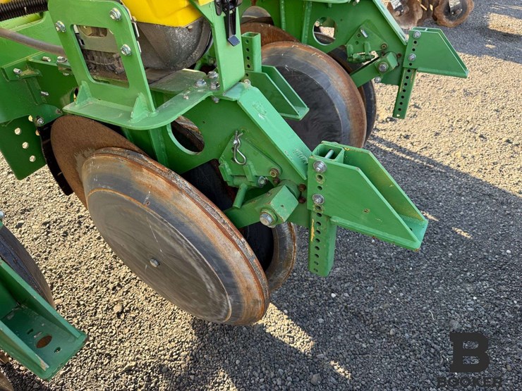 john-deere-1700-planter-image-27