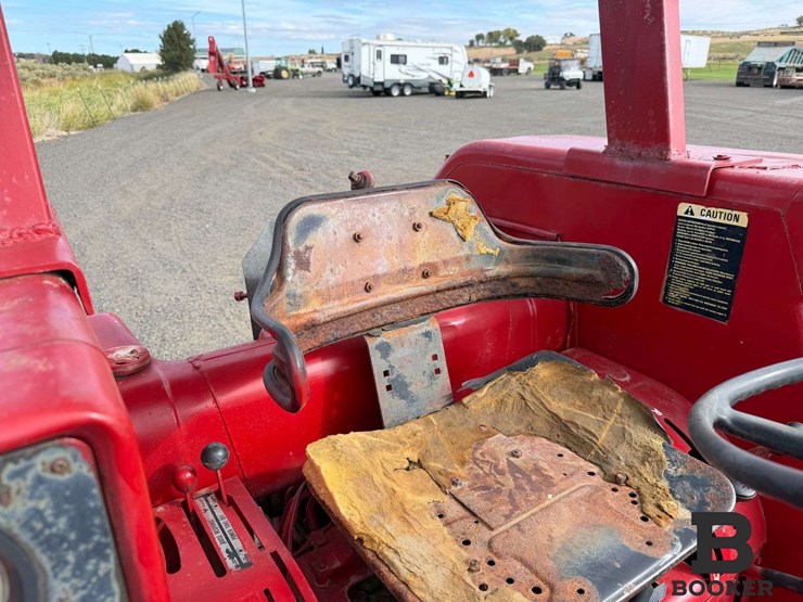 international-584-tractor-image-40