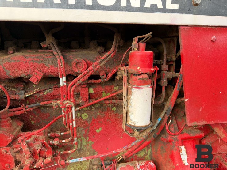 international-584-tractor-image-15