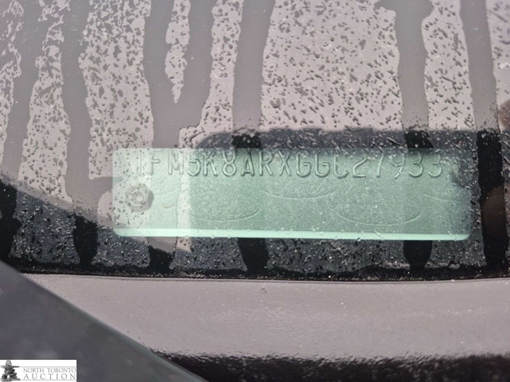 2016-ford-explorer-image-15