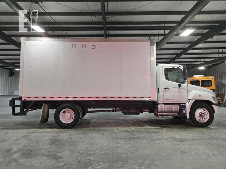2017-hino-268-image-6