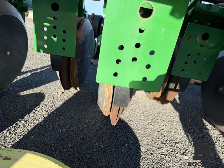 john-deere-1700-planter-image-14