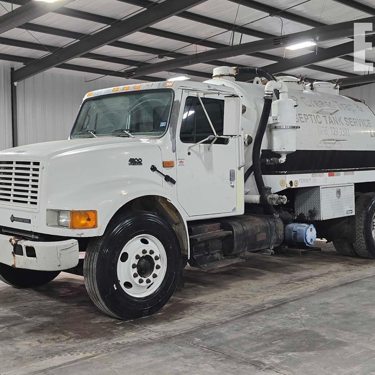 2001 INTERNATIONAL 4900