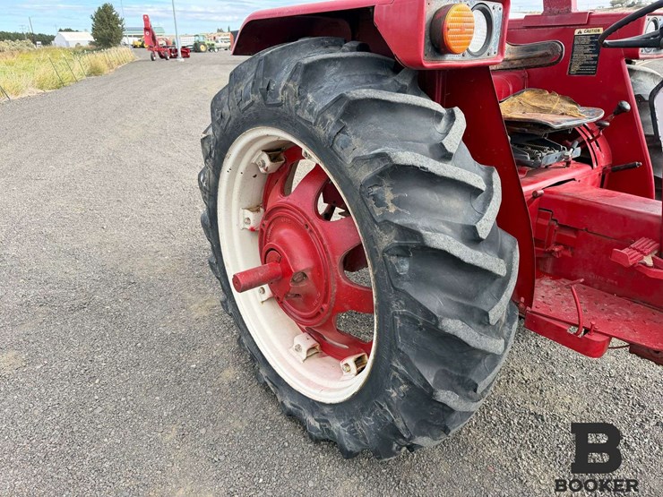 international-584-tractor-image-32