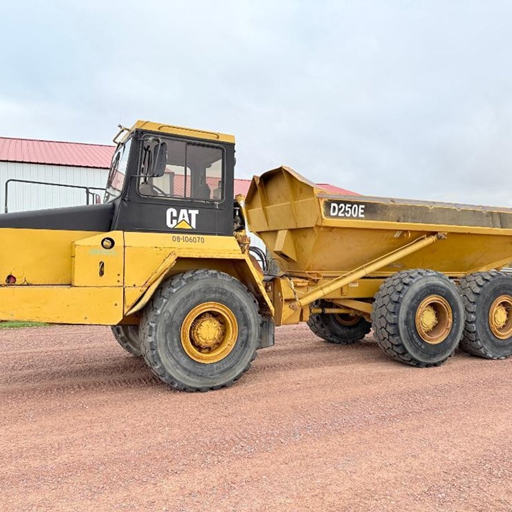1997 CATERPILLAR D250E