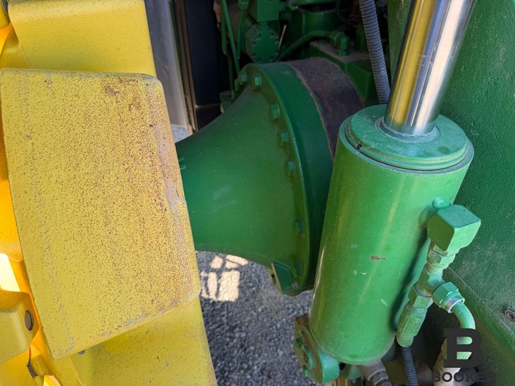2011-john-deere-8360r-tractor-image-44