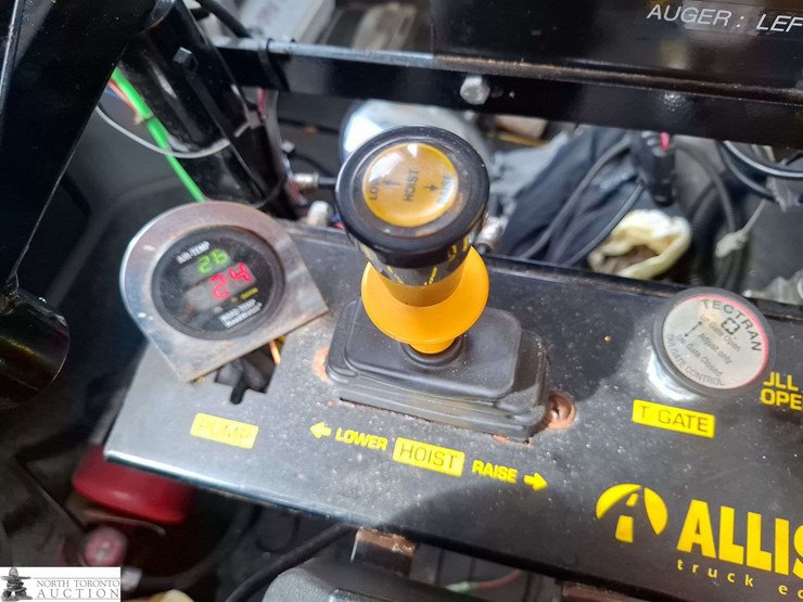 non-operable-2014-freightliner-114-sd-t/a-sander-dump-truck-image-14