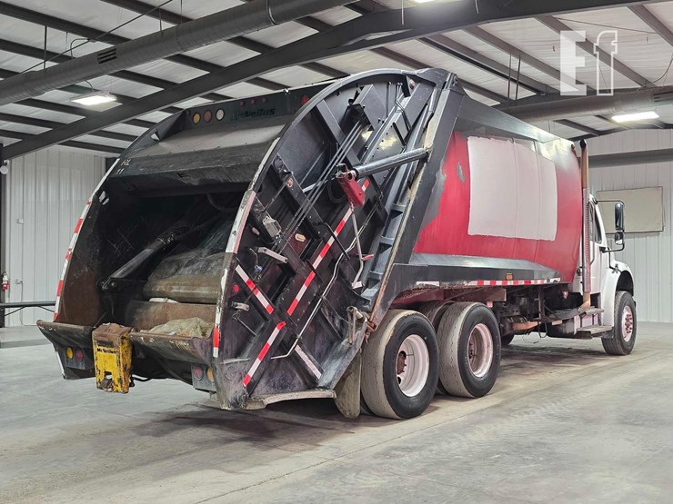 2010-freightliner-business-class-m2-106-image-3