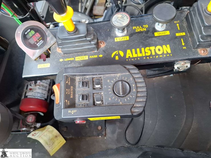 non-operable-2014-freightliner-114-sd-t/a-sander-dump-truck-image-11