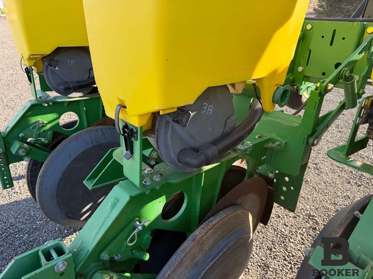 john-deere-1700-planter-image-39