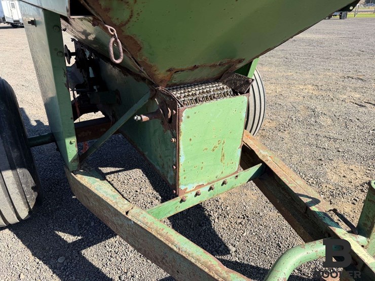 john-deere-301-fertilizer-spreader-image-9
