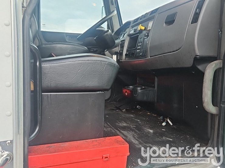 2016-peterbilt-337-image-26