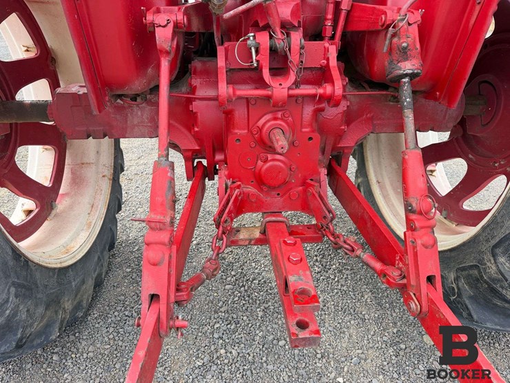international-584-tractor-image-25