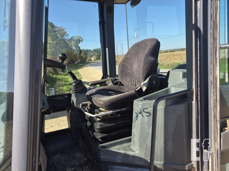2012-deere-244j-image-15