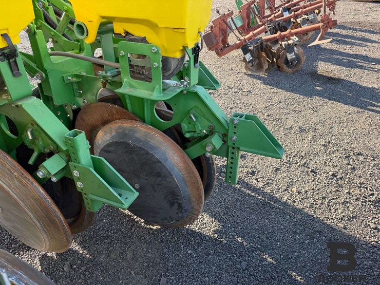 john-deere-1700-planter-image-30