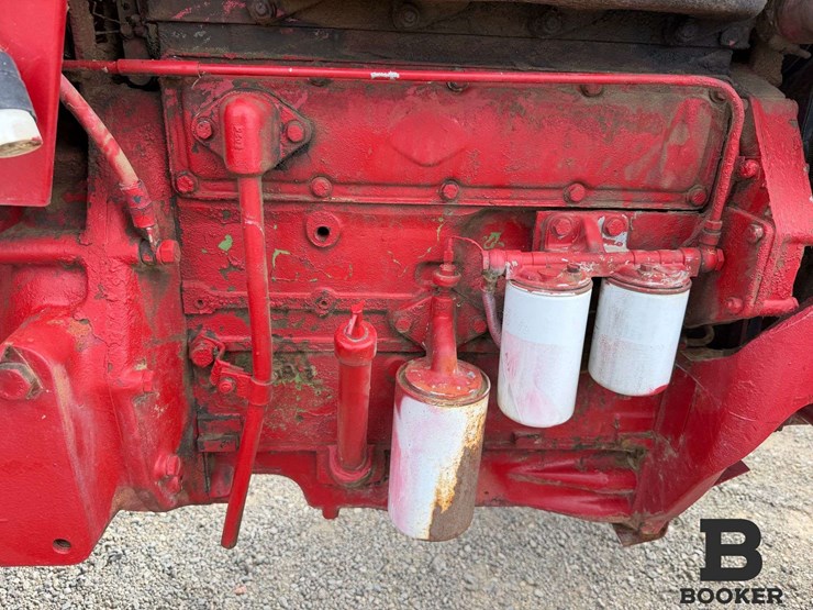 international-584-tractor-image-36