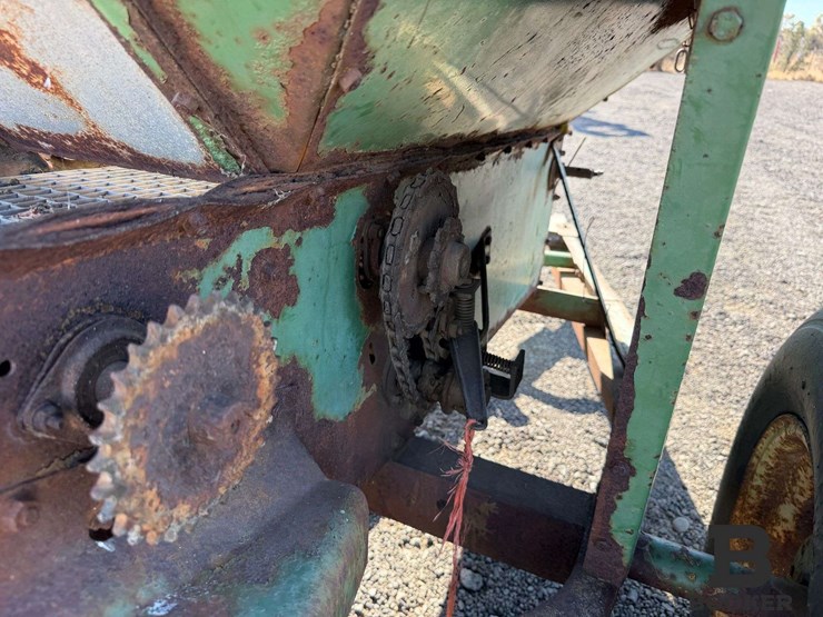 john-deere-301-fertilizer-spreader-image-21