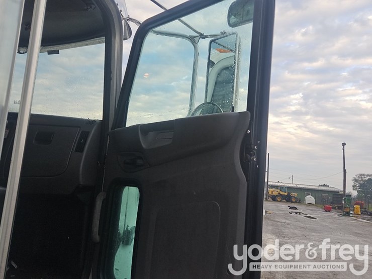 2016-peterbilt-337-image-27