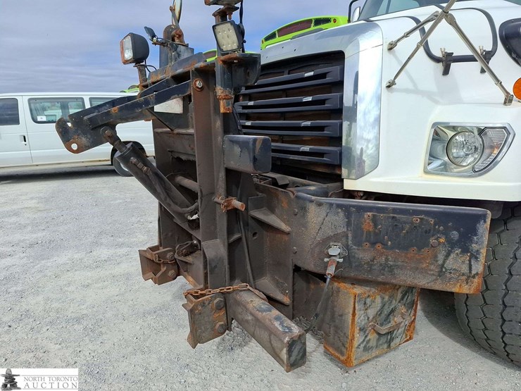 non-operable-2014-freightliner-114-sd-t/a-sander-dump-truck-image-32