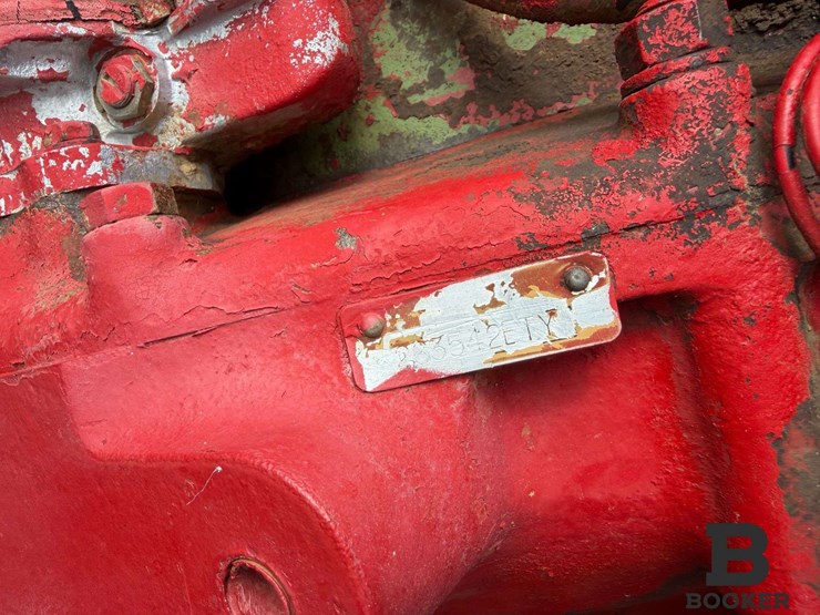 international-584-tractor-image-17