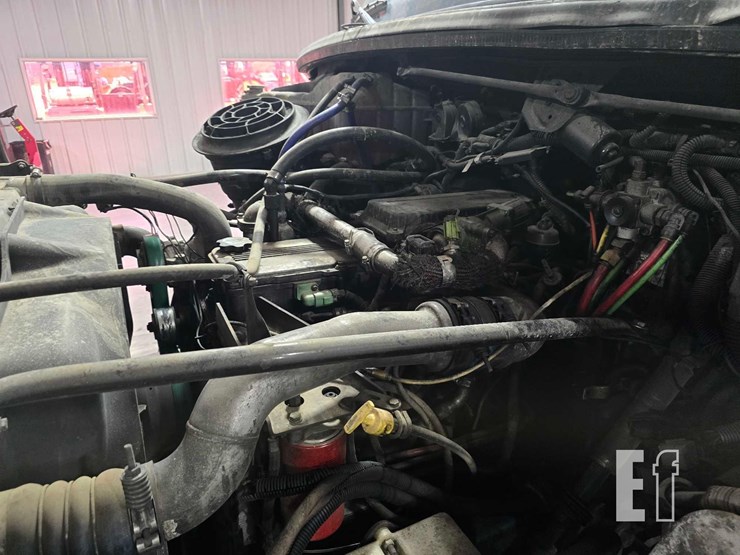 2010-freightliner-business-class-m2-106-image-27