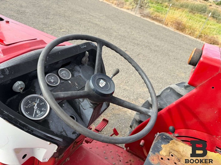 international-584-tractor-image-44