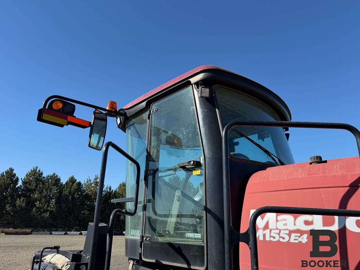 2016-macdon-m155e4-windrower-image-38